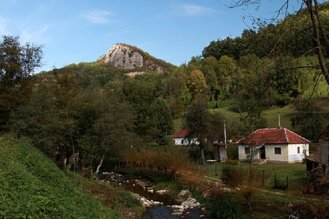 selo Rti, Rćanska pećina