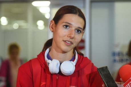 Angelina Topić doček na aerodromu mladih srpskih atletičarki