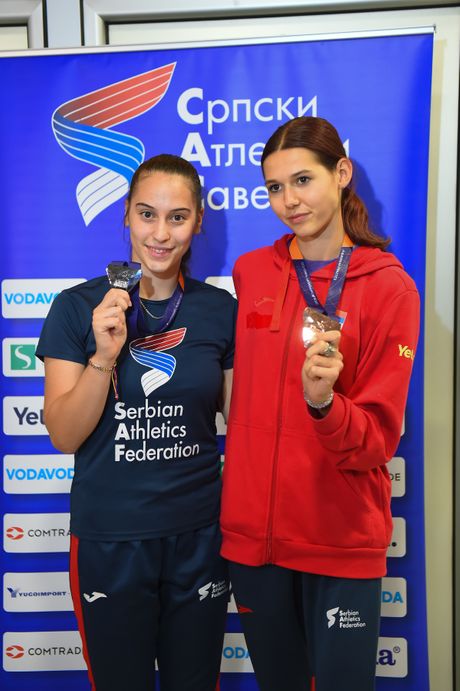 Adriana Vilagoš i Angelina Topić doček na aerodromu mladih srpskih atletičarki