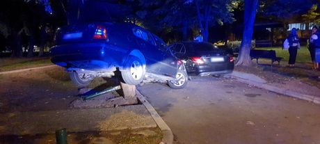 Pijani vozač udario u stubove i u parkirano vozilo mercedes. Uleteo u park kod ulice Čarli Čaplina.
