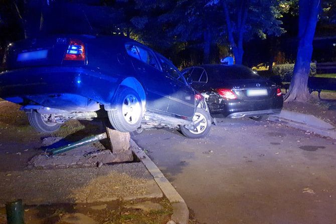 Pijani vozač udario u stubove i u parkirano vozilo mercedes. Uleteo u park kod ulice Čarli Čaplina.