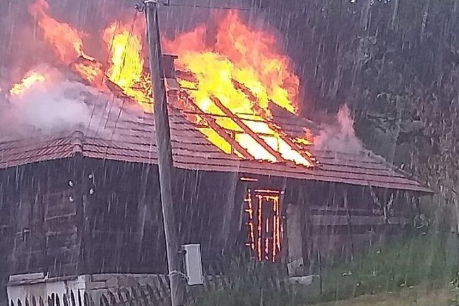 Grom spalio kuću, Pešterska visoravan Grom spalio kuću, Pešterska visoravan