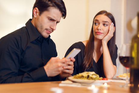 Ignorisanje, partneri, mobilni telefon, fabing, phubbing Ignorisanje, partneri, mobilni telefon, fabing, phubbing