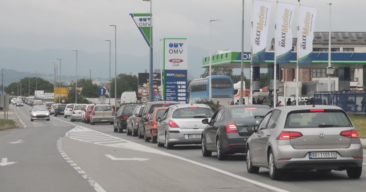 Bez zadržavanja na putničkim terminalima, na Sremskoj Rači kamioni čekaju sat vremena