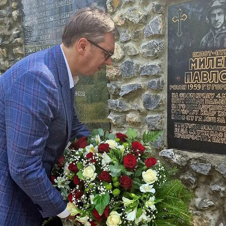 Aleksandar Vučić položio je cveće na grob pilota-pukovnika Milenka Pavlovića