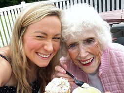 Shelby Hoefling sa bakom