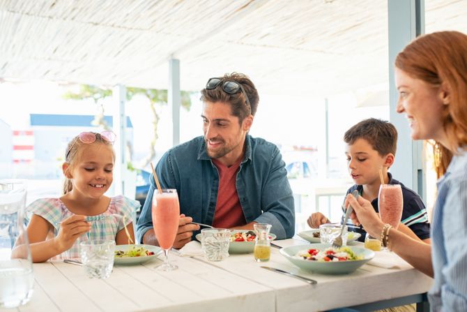 porodica, ručak, ručaju. roditelji, deca, jelo porodica, ručak, ručaju. roditelji, deca, jelo