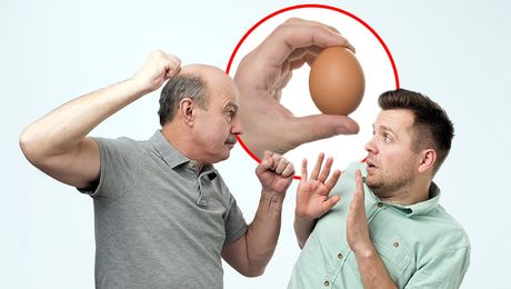 jaje gađanje jajima tuča rasprava dva muškarca se biju svađaju