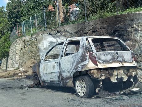 Zvečani izgoreo auto