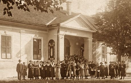 Staro zdanje somborske Srpske učiteljske škole (iz 1863), u porti Svetođurđevske crkve u Somboru