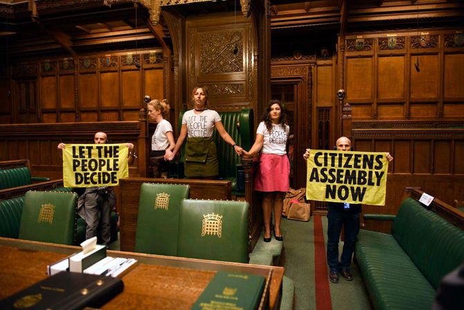 Britanski parlament, demonstranti