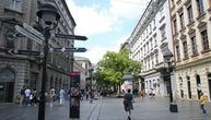 Devojka u miniću šeta dečka NA POVOCU kroz Knez Mihailovu! Gore društvene mreže