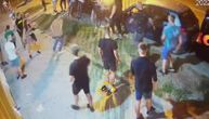 Snimljena strašna tuča ispred kluba u Inđiji: Nekoliko njih pojurilo na jednog, pa nastao opšti haos