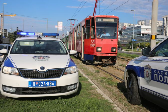 Zena i dete ispali iz tramvaja