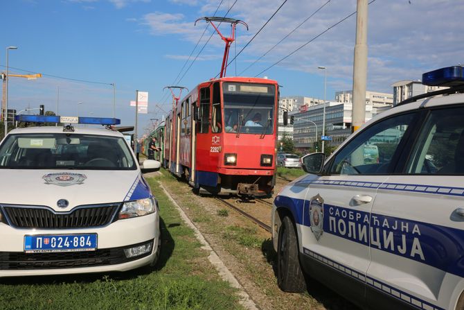 Zena i dete ispali iz tramvaja