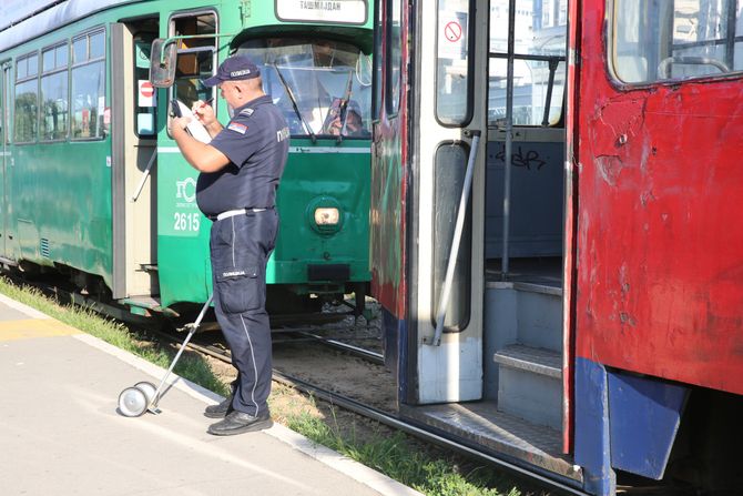 Zena i dete ispali iz tramvaja