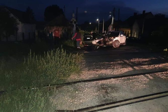 Voz naleteo na automobil Sremska Mitrovica Laćark