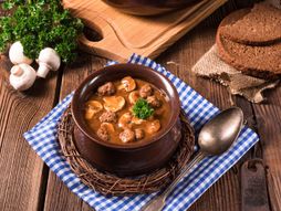 Gluaš od junetine i pečuraka