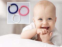 Nasmejana beba na krevetu, brojanice