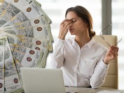 Pronevera novca dinari pare novac radnica žena posao