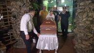 Posmrtni marš, miris tamjana i slatki mrtvački kovčeg: Održana 11. Grobarijada u Nišu, slavilo se uz kolo