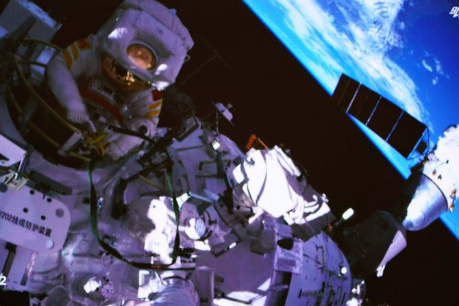 Dva kineska astronauta otišla u svemirsku šetnju