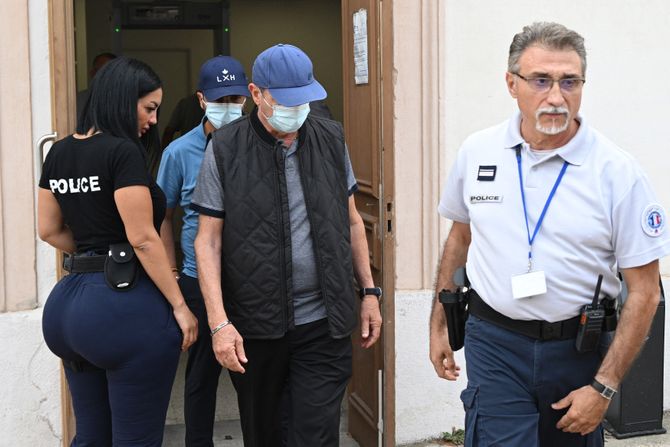 Zubari vadili zdrave zube  Lionel (back) i otac Carnot Guedj (2nd R) Zubari vadili zdrave zube  Lionel (back) i otac Carnot Guedj (2nd R)