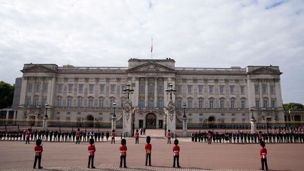 Buckingham palace Bakingemska palata sahrana kraljica Elizabeta