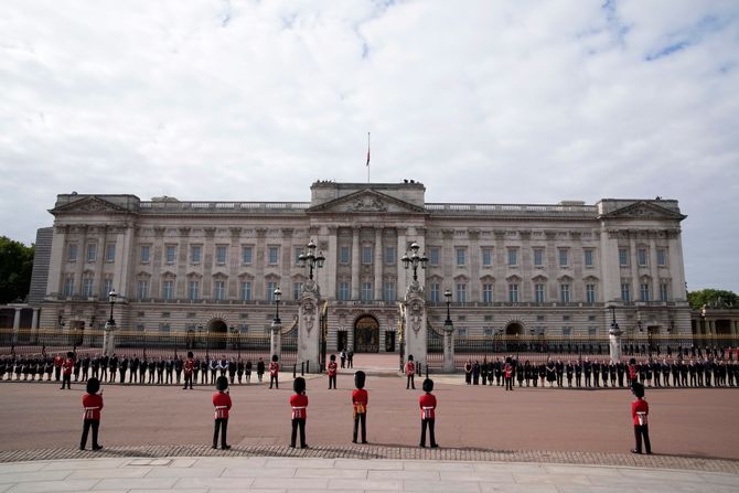 Buckingham palace Bakingemska palata sahrana kraljica Elizabeta