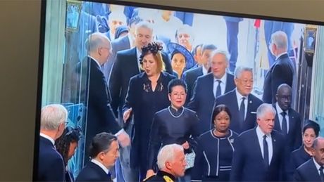 Žena pokušala da se rukuje, kraljičina sahrana