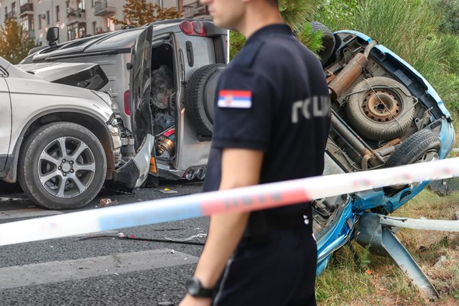 Saobraćajna nesreća sudar  udes udesi sudar auto sleteo sa puta auto kola sletela sa puta policija