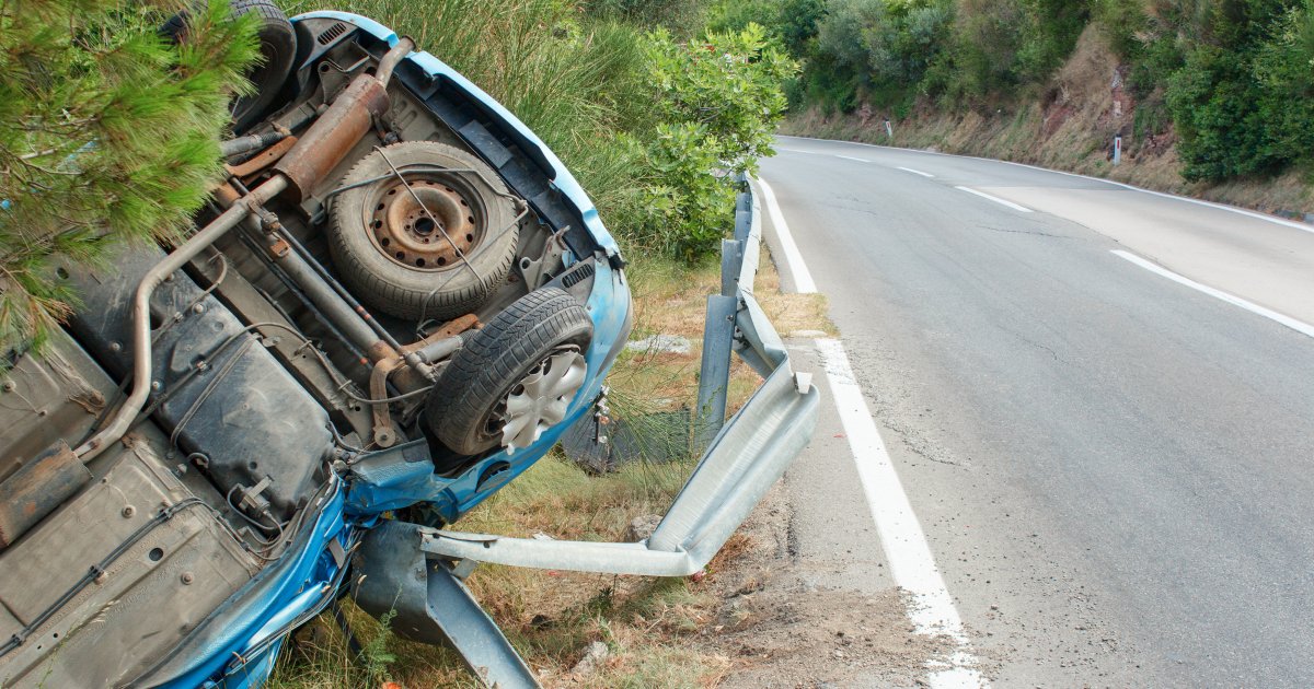 Stravična saobraćajna nesreća kod Đurđeva: Automobil završio na krovu, delovi rasuti po putu
