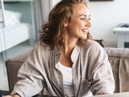 Online učenje E-Learning devojka laptop rad od kuće