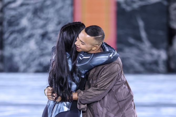 Pevačica Šer prošetala modnom pistom u Parizu