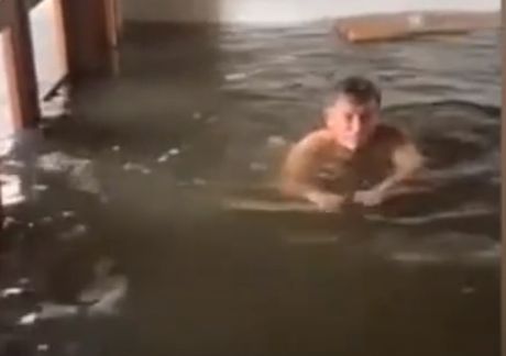 Čovek plivanje kuća uragan Ijan Florida