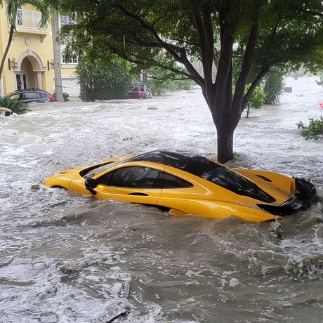 Meklaren, poplavljen auto