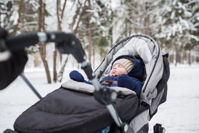 Bebe, spavanje, dremanje, kolica, beba u kolicima Bebe, spavanje, dremanje, kolica, beba u kolicima