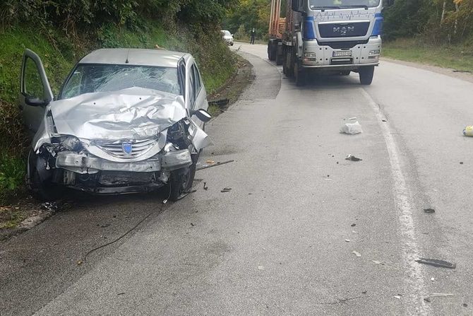 Saobraćajna nesreća, sudarili se auto i kamion