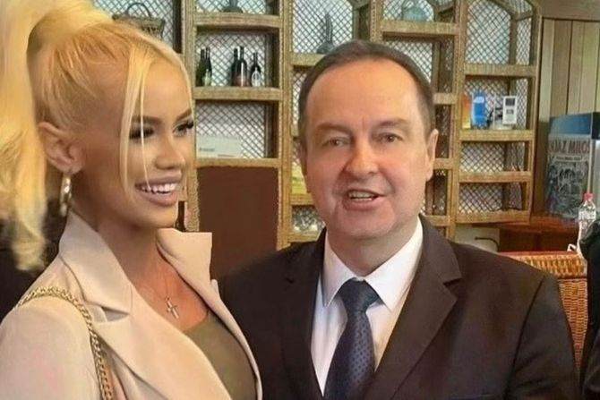 Ana Grozdanović Ana Grozdanović