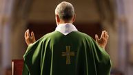 Navodne žrtve slovenačkog sveštenika zahtevaju od pape da ukloni njegove mozaike
