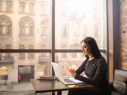 Žena preduzetnica, banka posao, internet bankarstvo, laptop, nekretnine
