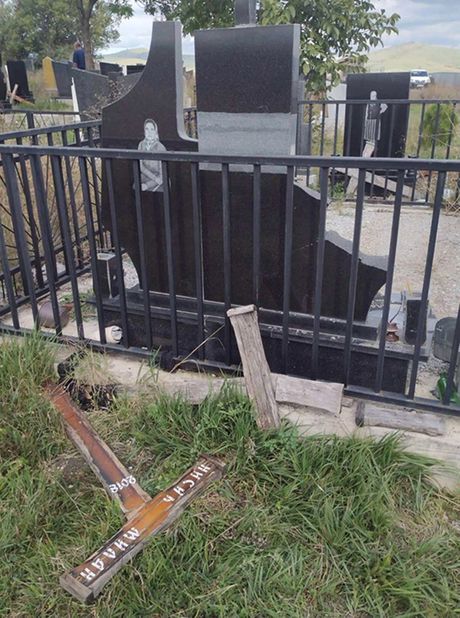 Kosovo srpsko pravoslavno groblјe Klokot polomlјen spomenik Milan Nisić