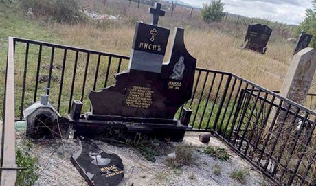 Kosovo srpsko pravoslavno groblјe Klokot polomlјen spomenik Milan Nisić