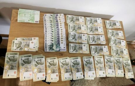 Policija novac zaplena devize evro dinari pranje novca