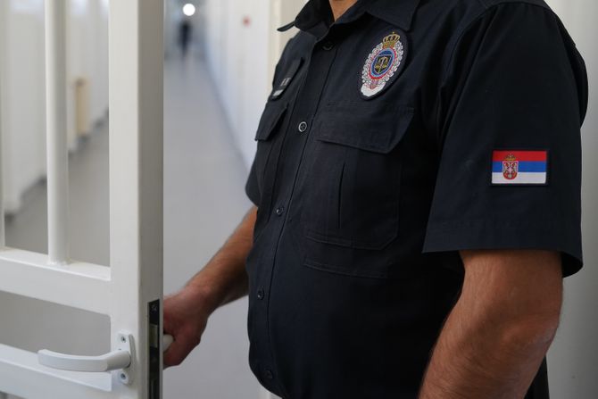 policija policajac, zatvor, čuvari zatvora ćelija zatvorska