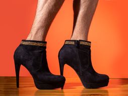 Muškarac u štiklama