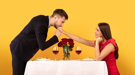 Džentlmen, prvi sastanak, ljubavni sastanak, poljubac u ruku Džentlmen, prvi sastanak, ljubavni sastanak, poljubac u ruku