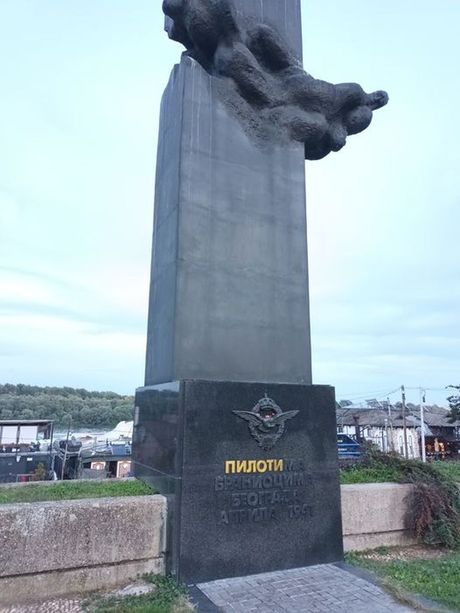 Spomenik pilotima, oskrnavljen
