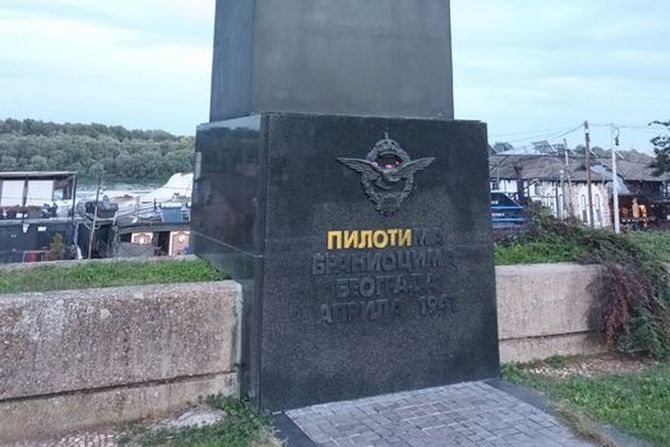 Spomenik pilotima, oskrnavljen Spomenik pilotima, oskrnavljen