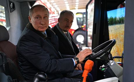 Vladimir Putin poljoprivredna mašina traktor